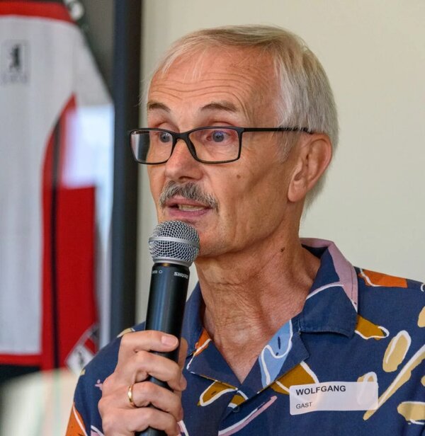 Wolfgang W. Schüler bei seiner Rede in Basel