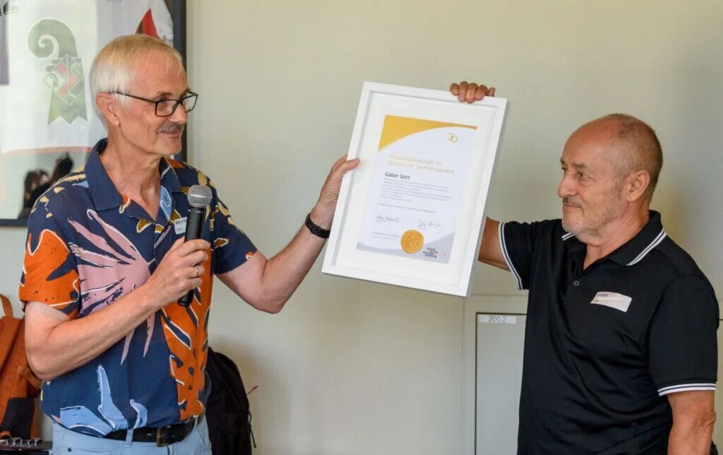 Wolfgang W. Schüler überreicht Gabor Szirt die Urkunde zur VDL-Ehrenmitgliedschaft